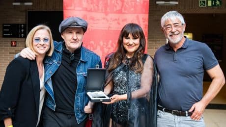 Amaral recibe la Púa del Oro del Guitar BCN antes de su concierto en Barcelona