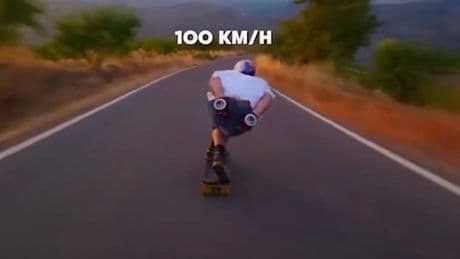 Atemberaubende Aufnahmen! - Skateboarder rast mit 100 km/h bergab