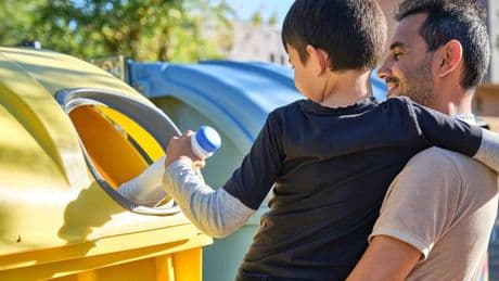 Pequeños gestos, gran impacto: cómo fomentar la recogida de residuos en familia