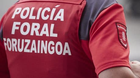 Arrestado por tentativa de homicidio tras intentar clavar un cuchillo de cocina a otro hombre