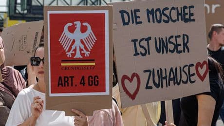 Hunderte demonstrieren für Wiedereröffnung der Blauen Moschee