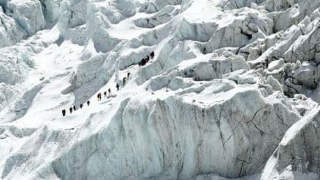 Die heimlichen Helden vom Mount Everest – wie Sherpas ihr Leben riskieren, um den höchsten Berg der Welt für Touristen zu präparieren.