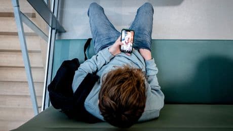 Ruim 1.400 deskundigen roepen in brandbrief op tot smartphoneverbod voor kinderen jonger dan 14