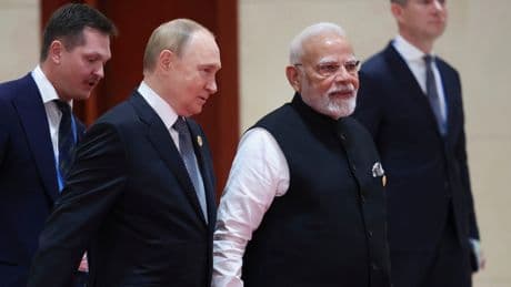 Modi hält Händchen mit Putin - und behauptet weiter, neutral zu sein
