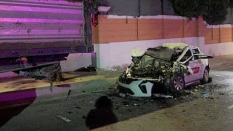 Otomobil park halindeki TIR'a çarptı: 1 ölü, 4 yaralı