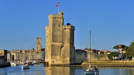 La Rochelle: des plongeurs installent des échafaudages dans l'eau pour stabiliser la tour Saint-Nicolas