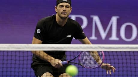Stirnband falsch herum: Spott für Tennis-Profi Fritz