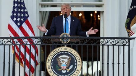 Trump prohíbe la entrada a EEUU de ciudadanos de doce países y limita la de otros siete por "seguridad nacional"