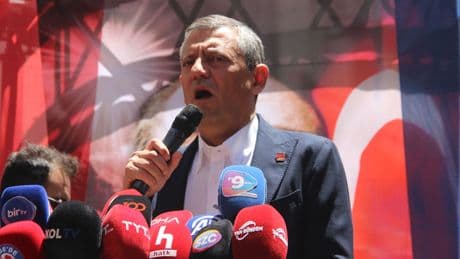 Özgür Özel yine yargıyı hedef aldı: İzmir Cumhuriyet Başsavcısı'na skandal tehdit