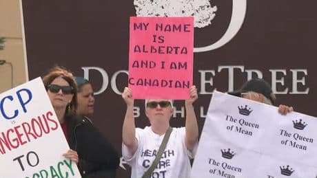 Premier Smith, Alberta Next panel face hecklers, supporters at fiery Edmonton event