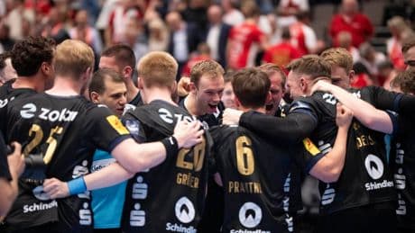 Handball: Berliner Titeltraum lebt doppelt: "In die Geschichtsbücher"