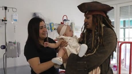 Johnny Depp visita por sorpresa a pacientes del Hospital Niño Jesús en Madrid vestido de Jack Sparrow