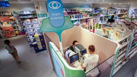 Augenscreening und Hautanalyse bei dm - Kritik und Skepsis