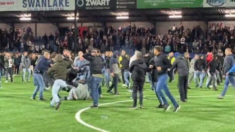 Massenschlägerei auf dem Spielfeld - Hooligan-Schande in Holland