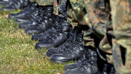 Bundespolitik: Beratungsstellen raten jungen Menschen verstärkt zur Kriegsdienstverweigerung