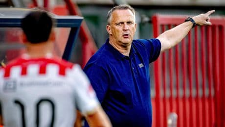 Clubleiding FC Twente zadelt zichzelf op met hoofdpijndossier door vroeg ontslag Oosting, dat eigen falen moet verhullen