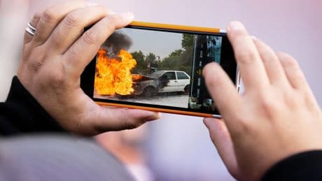 Filmer un accident en étant au volant : ce geste peut vous coûter cher sur l’autoroute