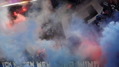 2. Fußball-Bundesliga: HSV-Fans stürmen Rasen nach perfektem Aufstieg