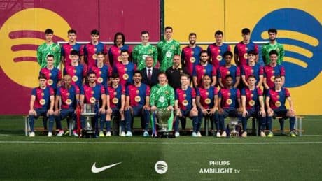 Raphinha sigue con la tradición de Ronaldinho, Piqué y Neymar en la foto oficial