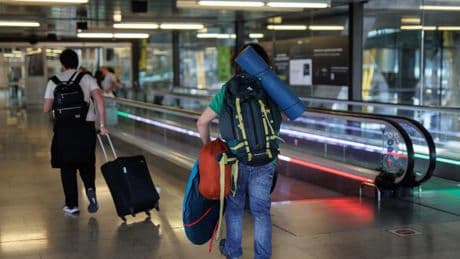 El equipaje de mano encarece 56 euros el precio del billete en las aerolíneas 'low cost'