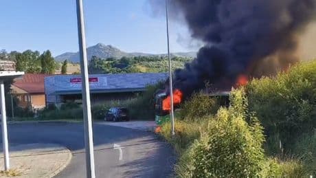 Un autobús calcinado tras un incendio en la estación de Castro Urdiales