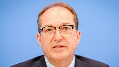 „Wir wollen die Rückführung abgelehnter Asylbewerber weiter vereinfachen“, sagt Dobrindt