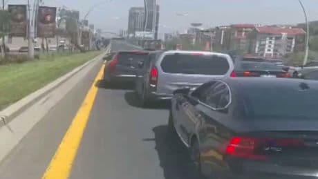 Ambulansa yol vermeyen düğün konvoyu sürücülerine ceza! Yerlikaya, yeni kanun tasarısını işaret etti