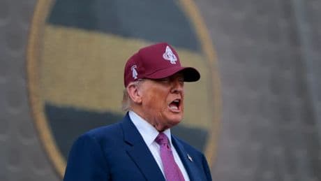 Trump signe des résolutions pour empêcher la Californie de limiter les ventes de voitures thermiques d'ici 2035