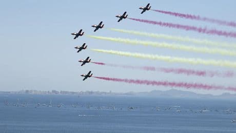 Felipe VI preside la última exhibición de la Patrulla Águila ante miles de espectadores en Murcia
