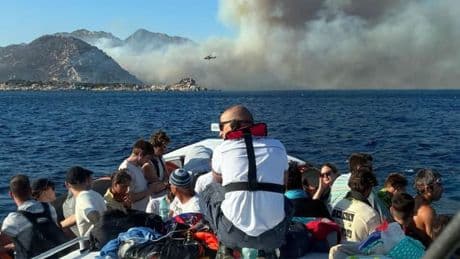 Strand mit Booten evakuiert - Badegäste retten sich vor Feuer ins Meer
