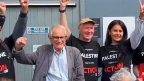 El guionista Paul Laverty, marido de Icíar Bollaín, detenido en Edimburgo acusado de terrorismo por llevar una camiseta de apoyo a Acción Palestina
