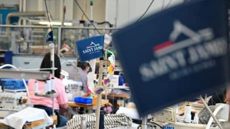 Diviser ses prix par 2 comme Le Slip Français ou proposer des pulls à 150 euros? Pour le patron de la marque Saint James le "made in France" doit rester premium