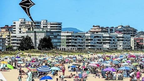 Los pueblos de veraneo donde no cabe ni un vizcaíno más