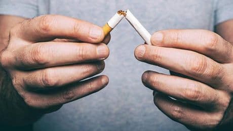 Francia adelanta a España y prohíbe fumar en lugares al aire libre como paradas de autobús, playas, parques o polideportivos