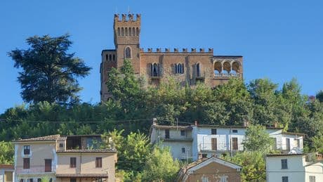 Mornico Losana, il borgo dell’Oltrepò che conquista investitori stranieri e tv internazionali