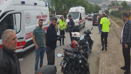 Yavaşlayan trafikte duran motosiklete başka bir motosiklet çarptı: Baba ile oğlu yaralandı