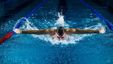 ¿Por qué la natación es uno de los deportes más completos y beneficiosos?