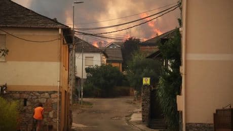 El 'cóctel molotov' que complica la extinción de incendios como el de Las Médulas: "La situación es totalmente desfavorable"