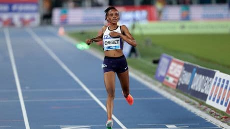 La keniana Beatrice Chebet se convierte en la primera mujer que corre 5.000m en menos de 14 minutos (13m 58,06s)