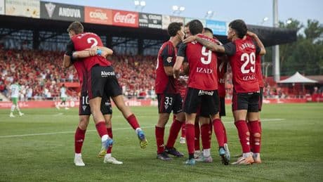 El Mirandés golea al Racing y jugará contra el Oviedo la final por el ascenso a Primera