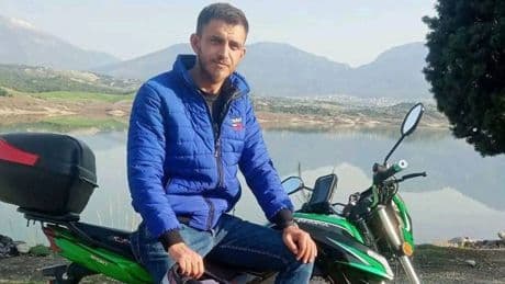 Bariyerlere çarpan motosiklet sürücüsü hayatını kaybetti