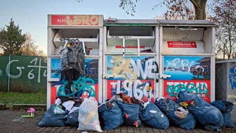 Altkleidercontainer verschwinden: Deutsches Textilunternehmen meldet Insolvenz an