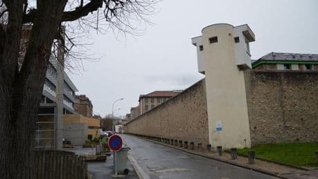 Import aus China: Frankreichs Polizei beschlagnahmt Mini-Handys hinter Gittern