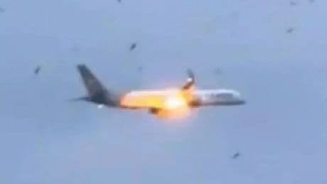 Boeing da Corfù prende fuoco dopo il decollo, atterraggio d'emergenza a Brindisi: ipotesi bird strike. A bordo 300 passeggeri
