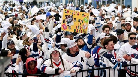 Canada’s economy ‘treading water’ after GDP dropped for 2nd straight month