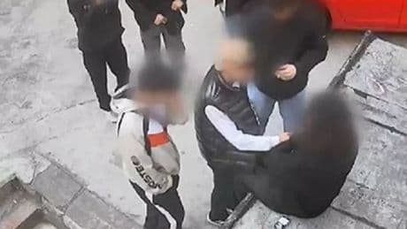 Kadıköy’de bıçakla bir gencin kolyesini gasbeden çocuk: Beni yanımdakiler teşvik etti
