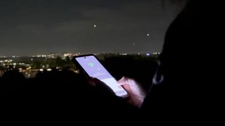 Connecter directement les smartphones aux satellites, la nouvelle bataille dans les télécoms entre Starlink et ses rivaux