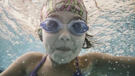 Tipps und Regeln für sicheres Schwimmen – und was Eltern schon früh tun sollten