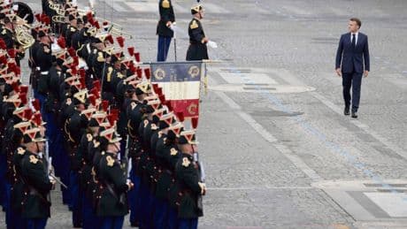 Qui payera pour les milliards qui vont pleuvoir sur l’armée ? Les conséquences masquées du choix militariste de Macron