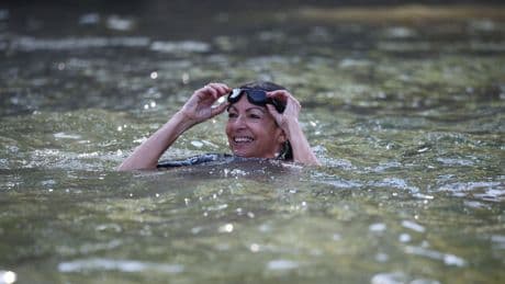 « De 200 millions à 1 milliard » : quel est vraiment le coût de la baignade dans la Seine aux JO ?
